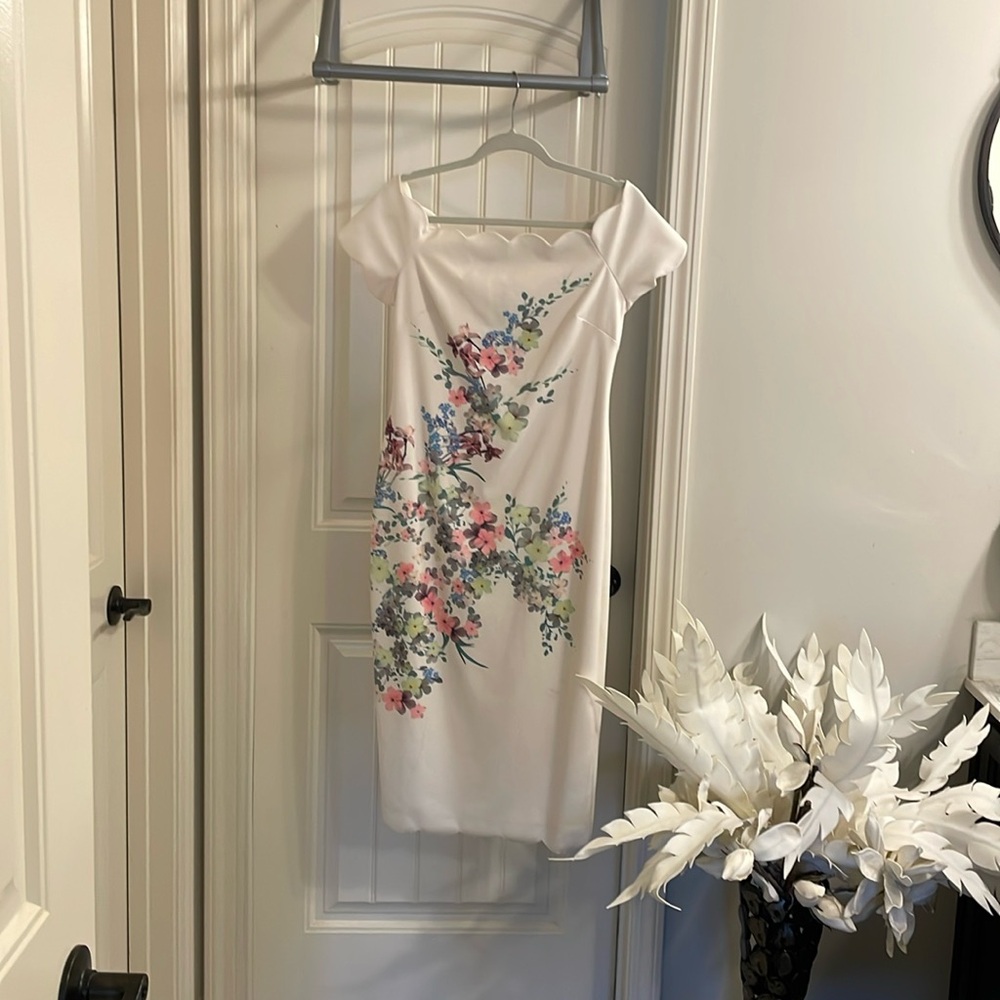 Ted Baker London Size 3
Fully lined, fit forming for Size 6. Midi